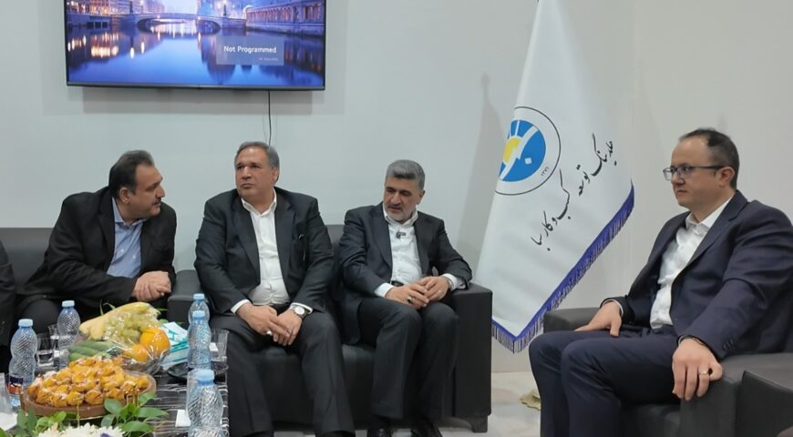 بازدید دکتر حجت الله صیدی رییس سازمان بورس و اوراق بهادار و دکتر معصومه آقاپور مشاور اقتصادی ریاست محترم جمهور از غرفه هلدینگ توسعه کسب‌وکار سبا در نمایشگاه کیش اینوکس ۲۰۲۵